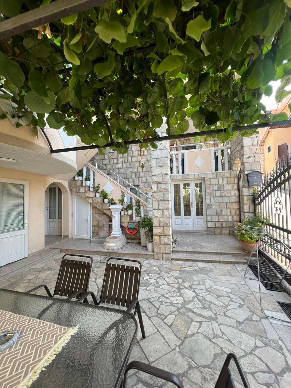 סוטומורה Apartments Moracanin מראה חיצוני תמונה
